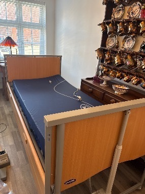 Single hospital reclining bed