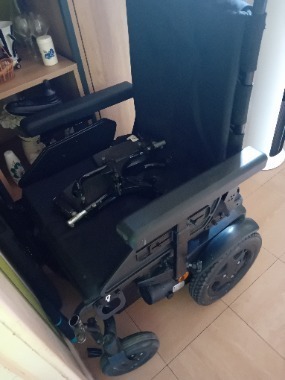 electric wheelchair + a manual wheelchsir eith top and botyom breakd