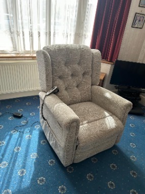 Riser recliner. Less than 6 months old. 