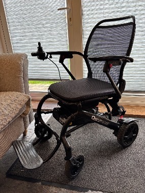 Lightweight folding electric wheelchair - Q50R carbon