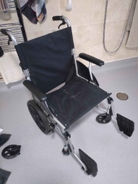 Easigear manual lightweight folding wheelchair