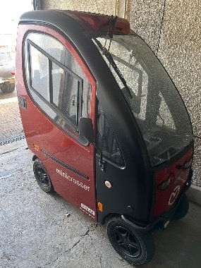 Fully enclosed mobility scooter